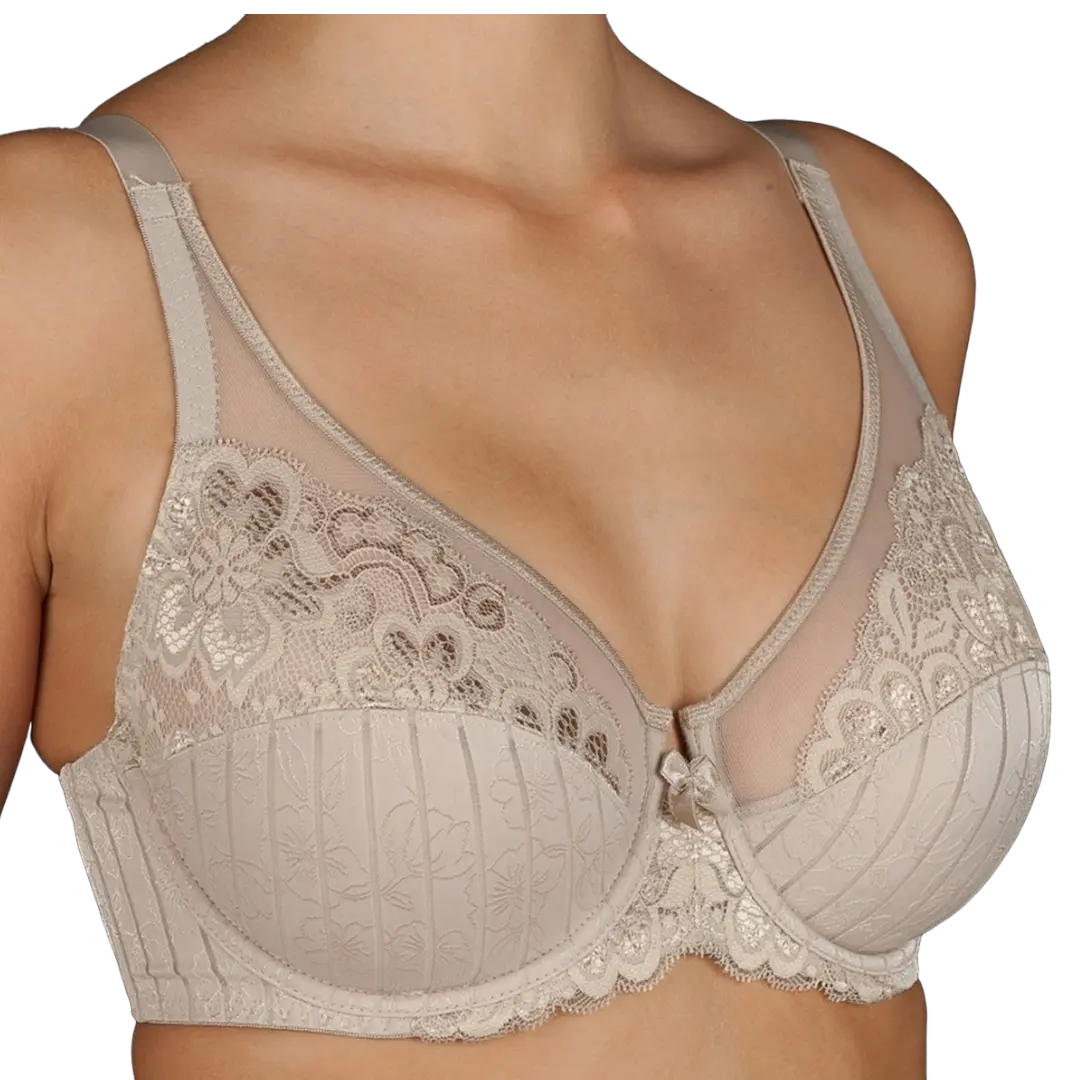 Selene Mariluz bra in tierra